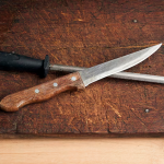 Sem faca não tem churrasco: aprenda truque infalível para afiar facas em casa
